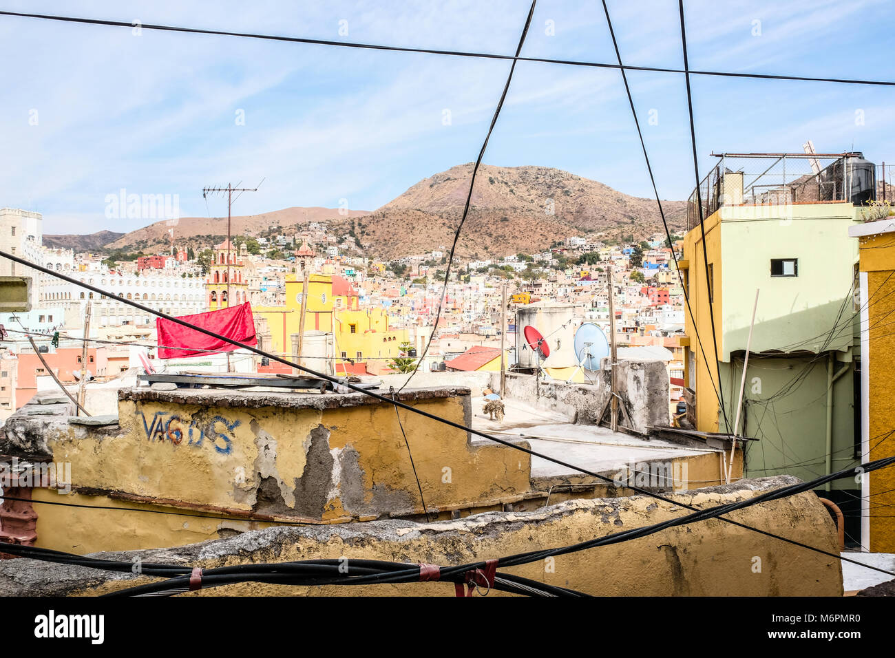 Ausgesetzt und unordentliche elektronische Kabel über eine Verminderung der Dachterrasse bei Guanajuato, Mexiko hängen Stockfoto