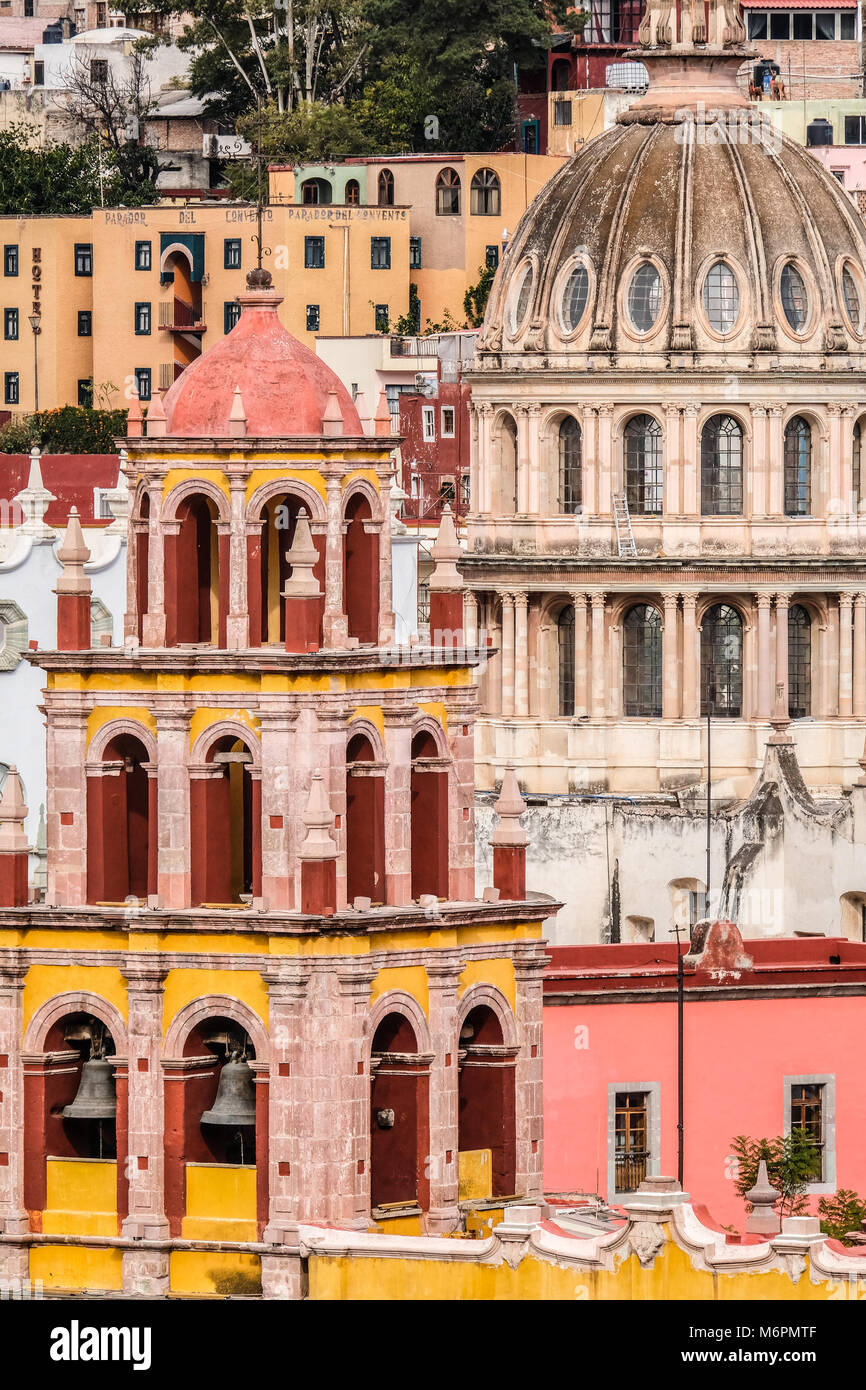 Basilika de Nuestra Señora de Guanajuato und beengt, farbenfrohe Häuser am Hang des? Guanajuato, Mexiko Stockfoto