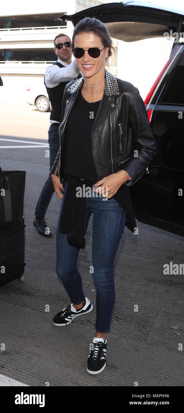 Alessandra Ambrosio fährt vom Flughafen tragen Adidas Schuhe mit:  Alessandra Ambrosio Wo: Los Angeles, Kalifornien, Vereinigte Staaten, wenn:  03 Feb 2018 Credit: WENN.com Stockfotografie - Alamy