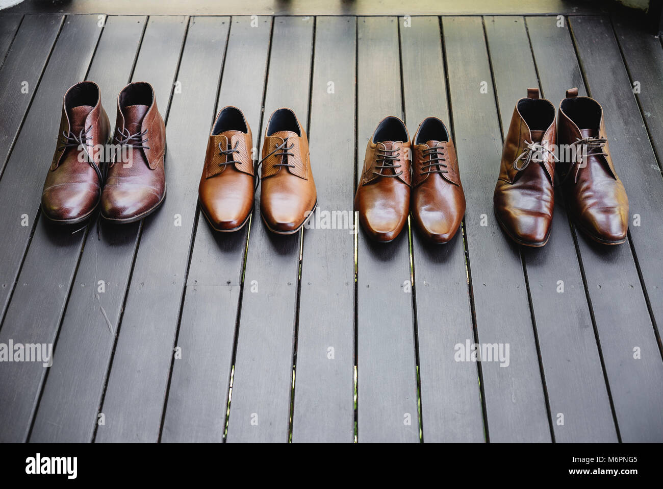 Die 4 Paar Schuhe für Herren, Leder, braune Schuhe auf dem Holzboden  Stockfotografie - Alamy