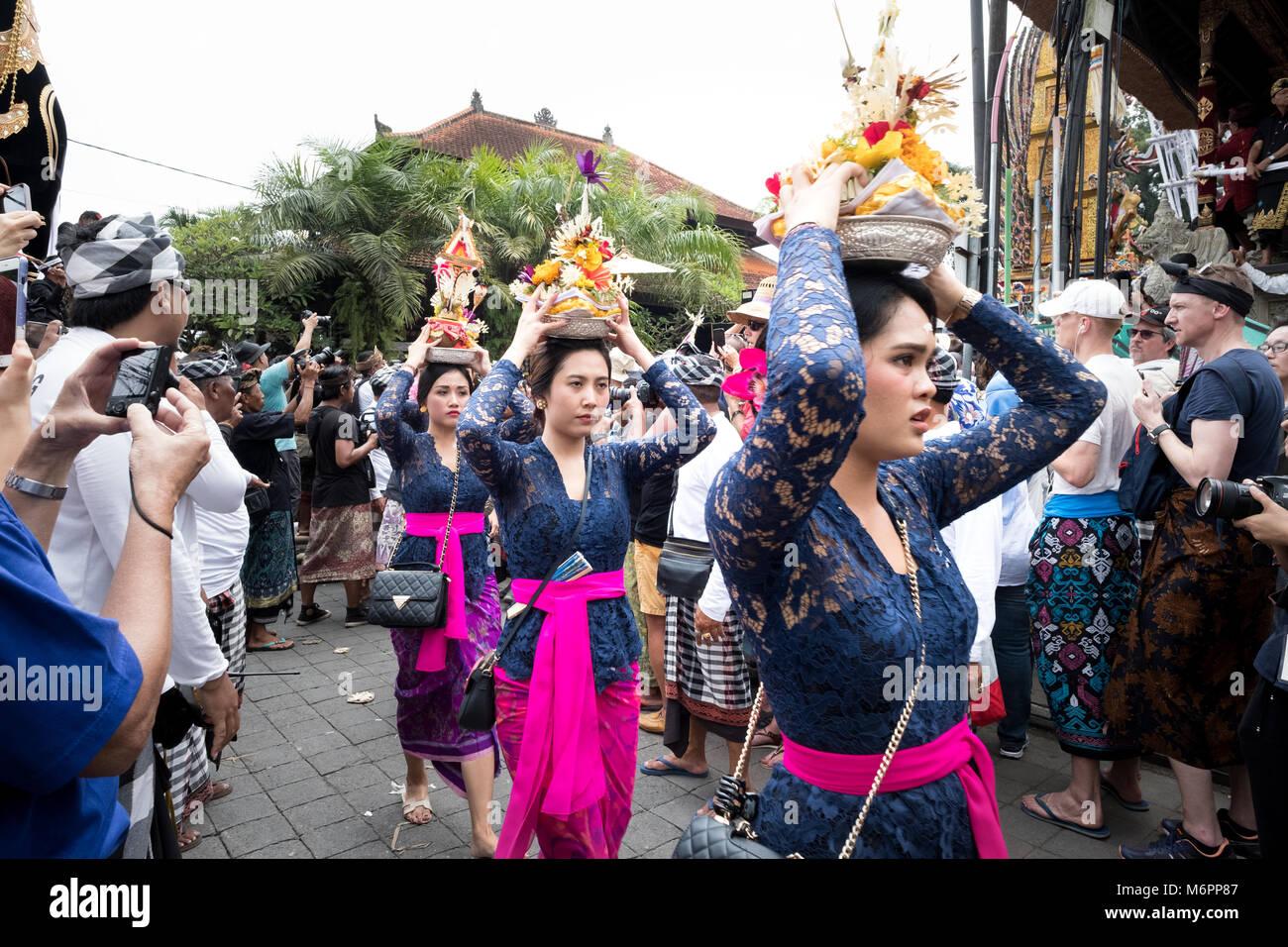 Balinesische Frauen in Ubud, Bali in traditioneller Kleidung tragen Angebote für die Einäscherung von Anak Agung Niang Agung von der königlichen Haushalt. Stockfoto