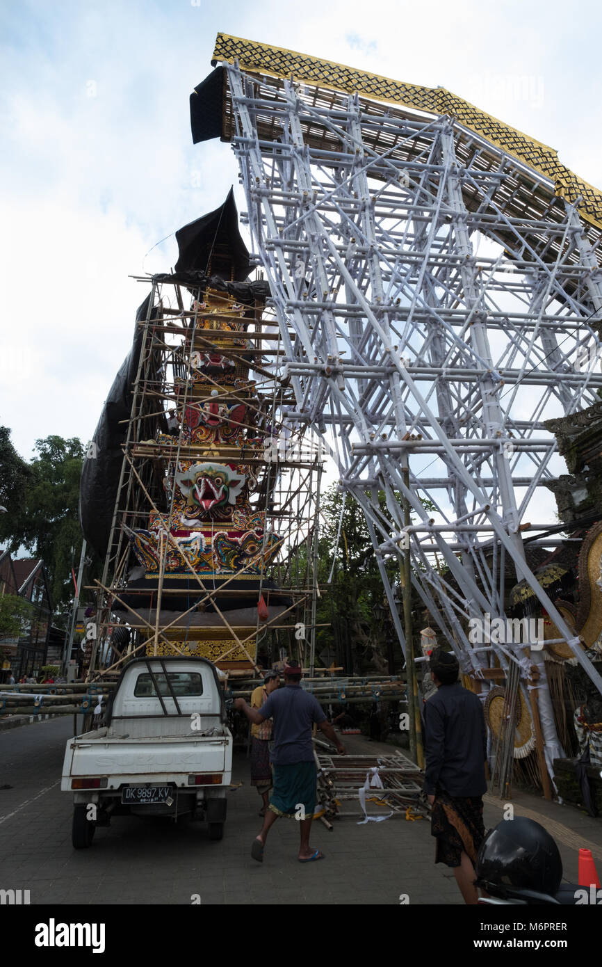 Die Vorbereitungen auf die Bade Einäscherung Turm für die Pelebon Zeremonie der Anak Agung Niang Agung von Puri Agung Ubud, Bali. Stockfoto