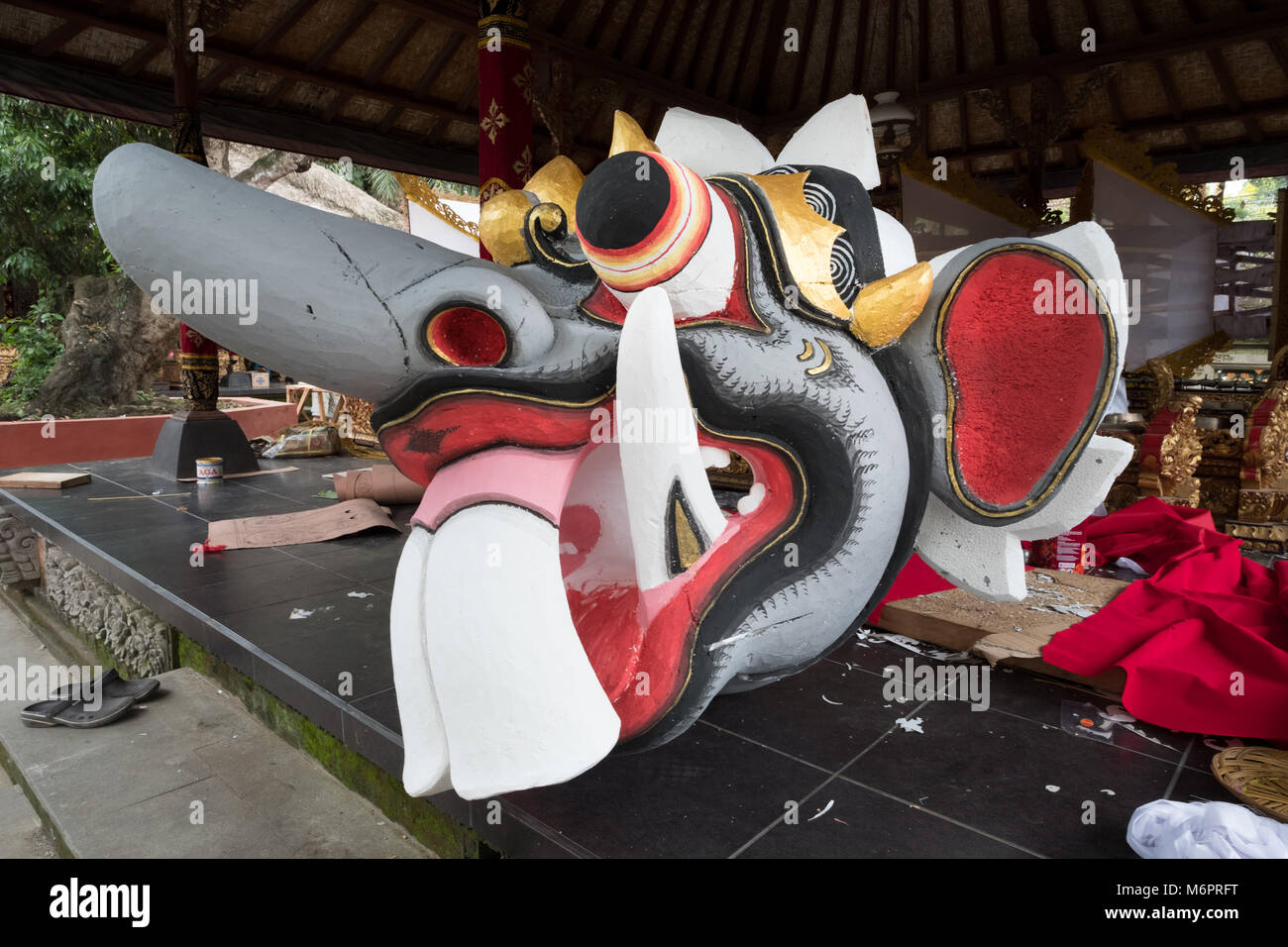 Dekorationen für die Bade Einäscherung Turm für die Pelebon Zeremonie der Anak Agung Niang Agung von Puri Agung Ubud, Bali. 27. Februar 2018 Stockfoto