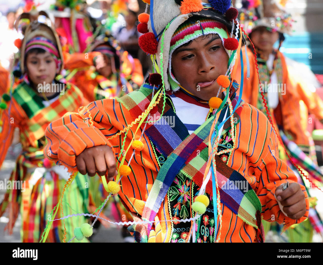 SUCRE, BOLIVIEN - 10. SEPTEMBER 2011: Fiesta de la Virgen de Guadalupe in Sucre. Die jungen Teilnehmer in der Dance Parade in Sucre Stockfoto SUCRE, BOLIVIEN - 10. SEPTEMBER 2011: Fiesta de la Virgen de Guadalupe in Sucre. Die jungen Teilnehmer in der Dance Parade in Sucre Stockfoto