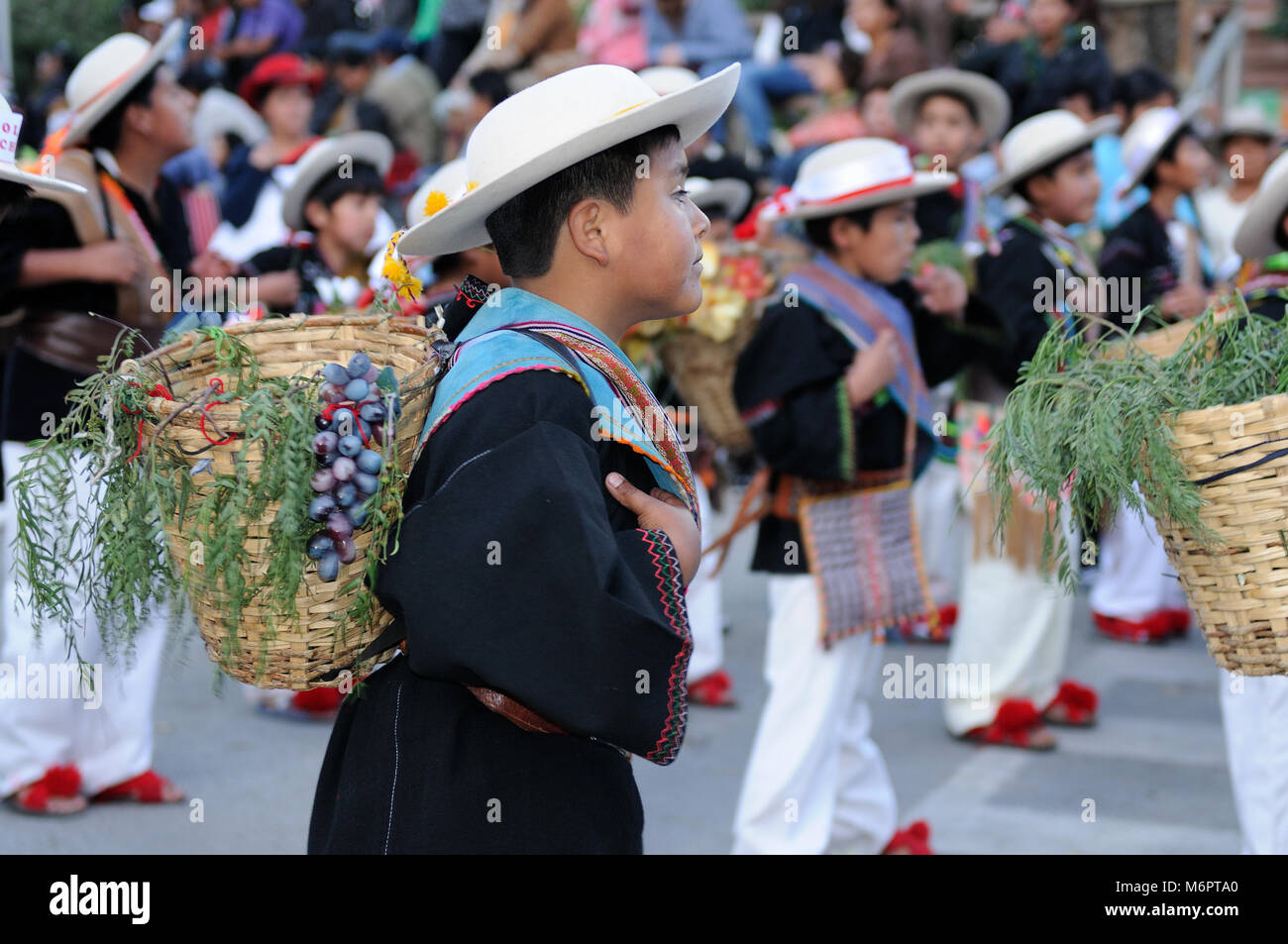 SUCRE, BOLIVIEN - 10. SEPTEMBER 2011: Fiesta de la Virgen de Guadalupe in Sucre. Die jungen Teilnehmer in der Dance Parade in Sucre Stockfoto SUCRE, BOLIVIEN - 10. SEPTEMBER 2011: Fiesta de la Virgen de Guadalupe in Sucre. Die jungen Teilnehmer in der Dance Parade in Sucre Stockfoto