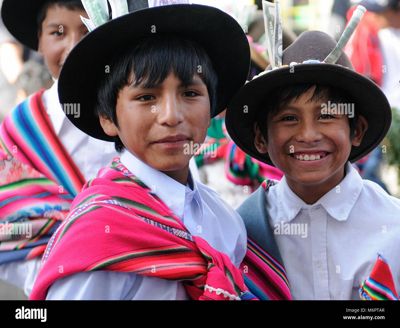 SUCRE, BOLIVIEN - 10. SEPTEMBER 2011: Fiesta de la Virgen de Guadalupe in Sucre. Die jungen Teilnehmer in der Dance Parade in Sucre Stockfoto