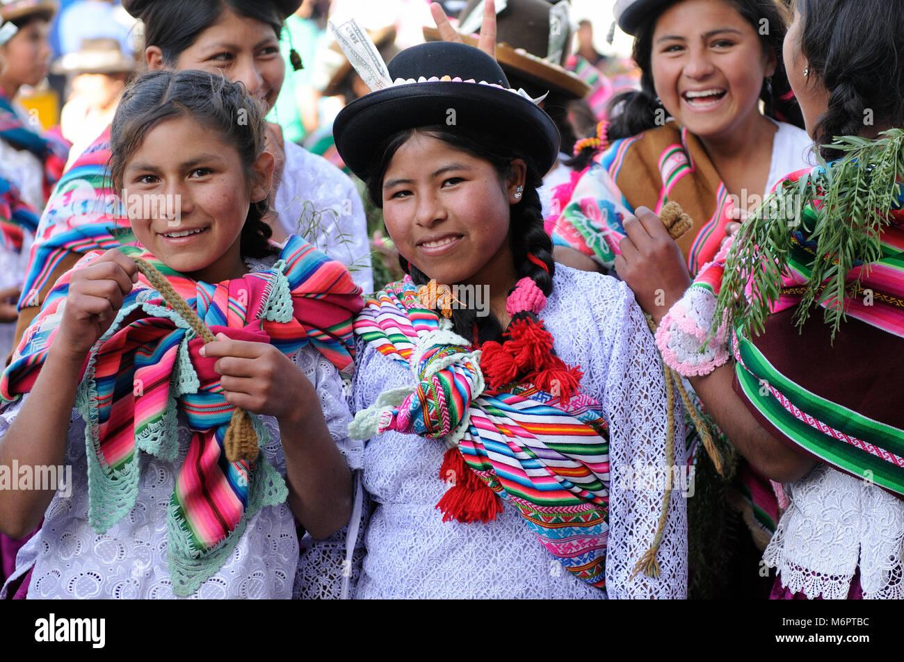 SUCRE, BOLIVIEN - 10. SEPTEMBER 2011: Fiesta de la Virgen de Guadalupe in Sucre. Die jungen Teilnehmer in der Dance Parade in Sucre Stockfoto SUCRE, BOLIVIEN - 10. SEPTEMBER 2011: Fiesta de la Virgen de Guadalupe in Sucre. Die jungen Teilnehmer in der Dance Parade in Sucre Stockfoto
