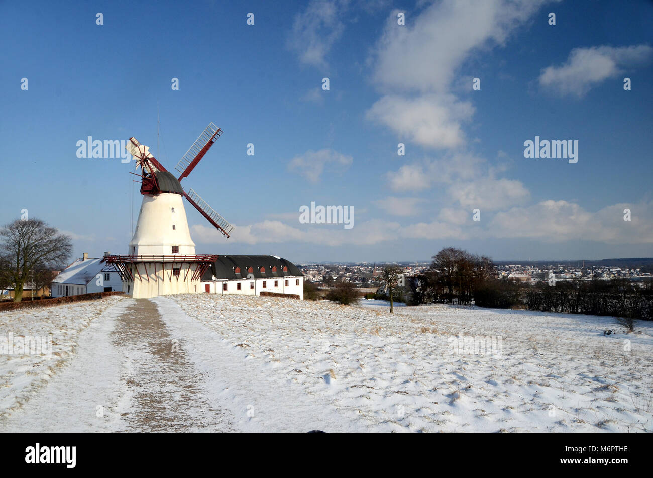 In Sonderborg Danemark 2 Marz 2018 Dybbol Molle Im Winter Wetter Gesehen Im Hintergrund Die Stadt Sonderborg Stockfotografie Alamy