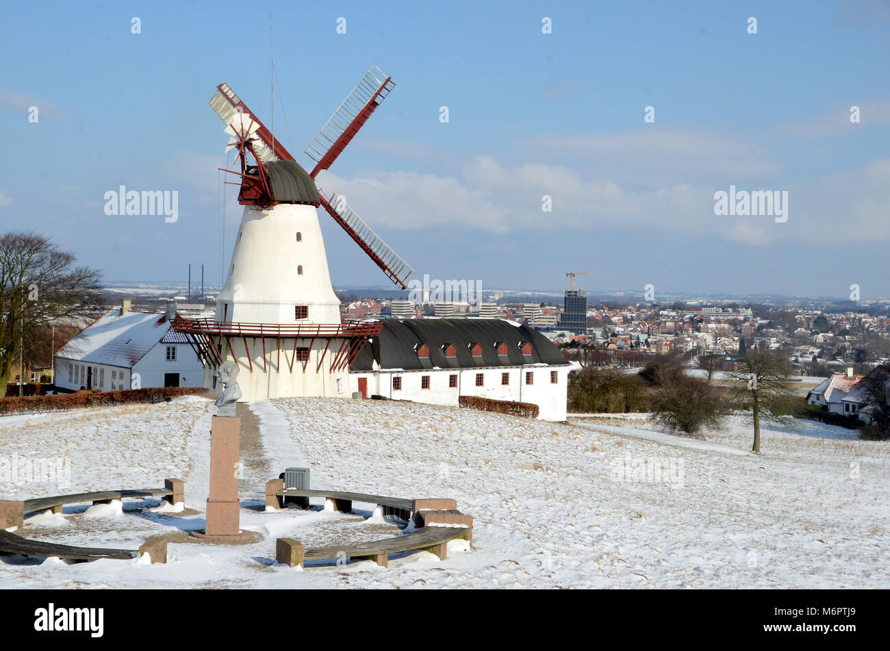 In Sonderborg Danemark 2 Marz 2018 Dybbol Molle Im Winter Wetter Gesehen Im Hintergrund Die Stadt Sonderborg Stockfotografie Alamy