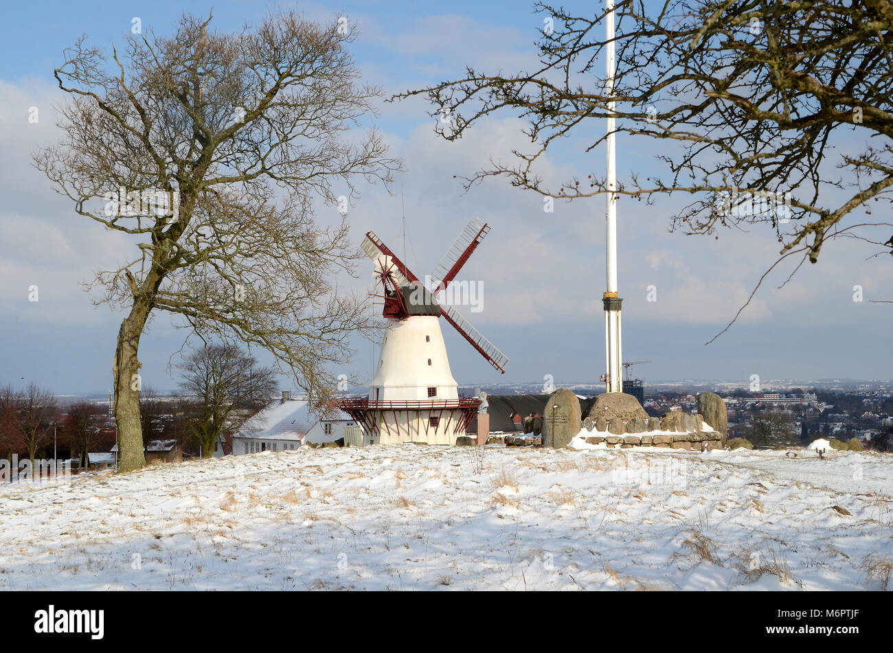 In Sonderborg Danemark 2 Marz 2018 Dybbol Molle Im Winter Wetter Gesehen Im Hintergrund Die Stadt Sonderborg Stockfotografie Alamy