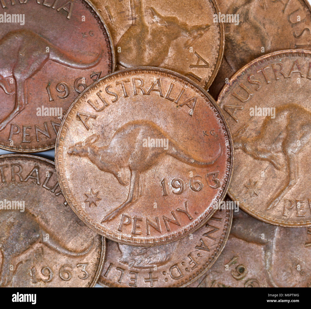 Australische 1963 einen Cent Münzen. Pennies sind ein Liebling mit Spule Sammler. Das Jahr 1963 war das zweite Jahr, dass Pennies produziert wurden als Austral Stockfoto