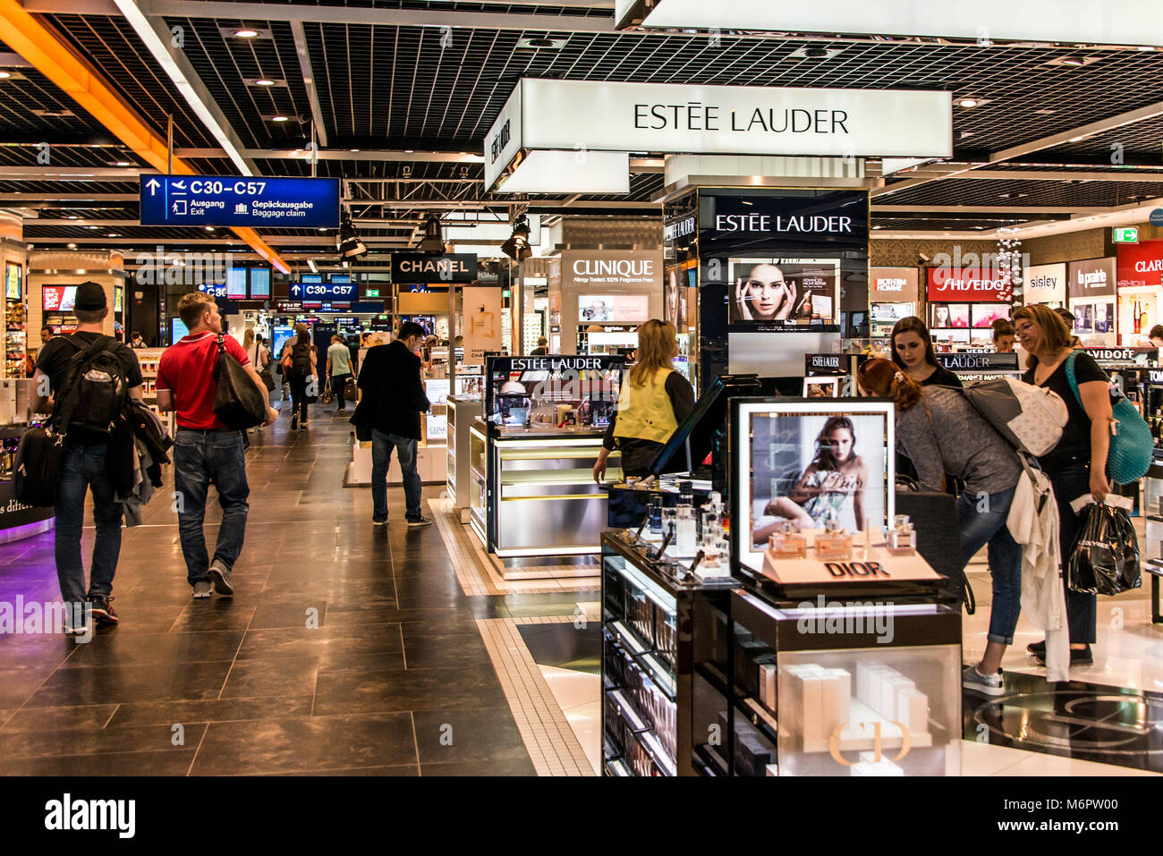 Frankfurt, Deutschland 29.09.2017 Duty Free Shops an deutschen Flughafen Düsseldorf mit vielen verschiedenen Luxusgüter Stockfoto