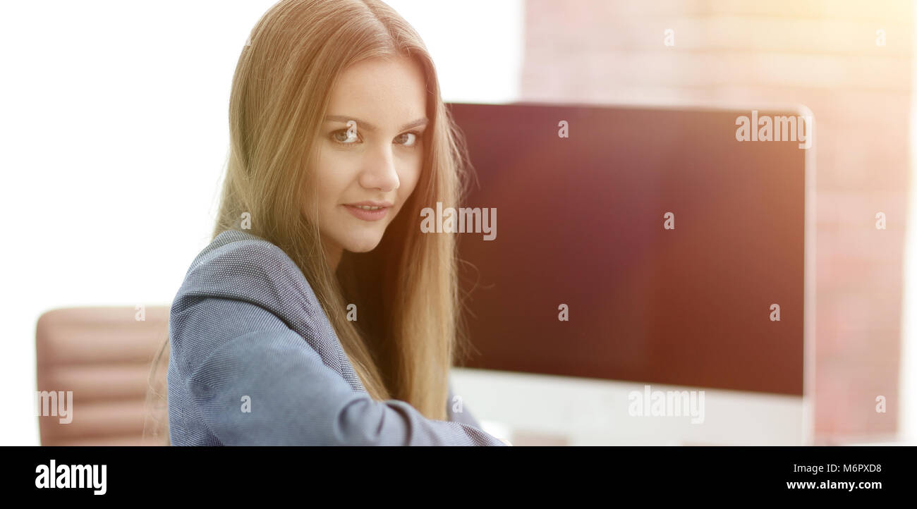 Frau Manager am Arbeitsplatz sitzen Stockfoto