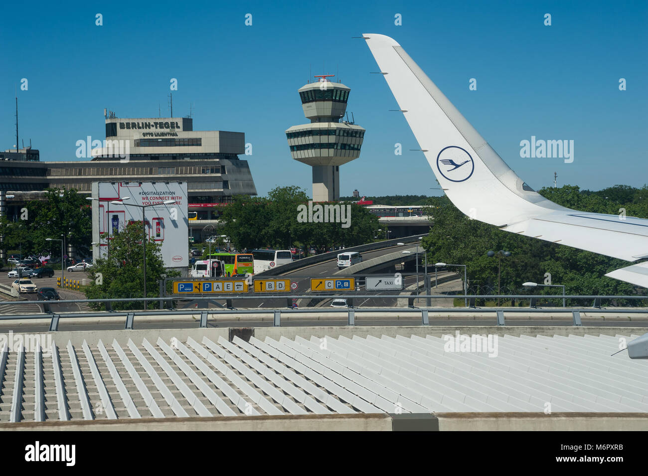 02.06.2017, Berlin, Deutschland, Europa - eine Ansicht aus einem Lufthansa Passagierflugzeug am Berliner Flughafen Tegel. Stockfoto
