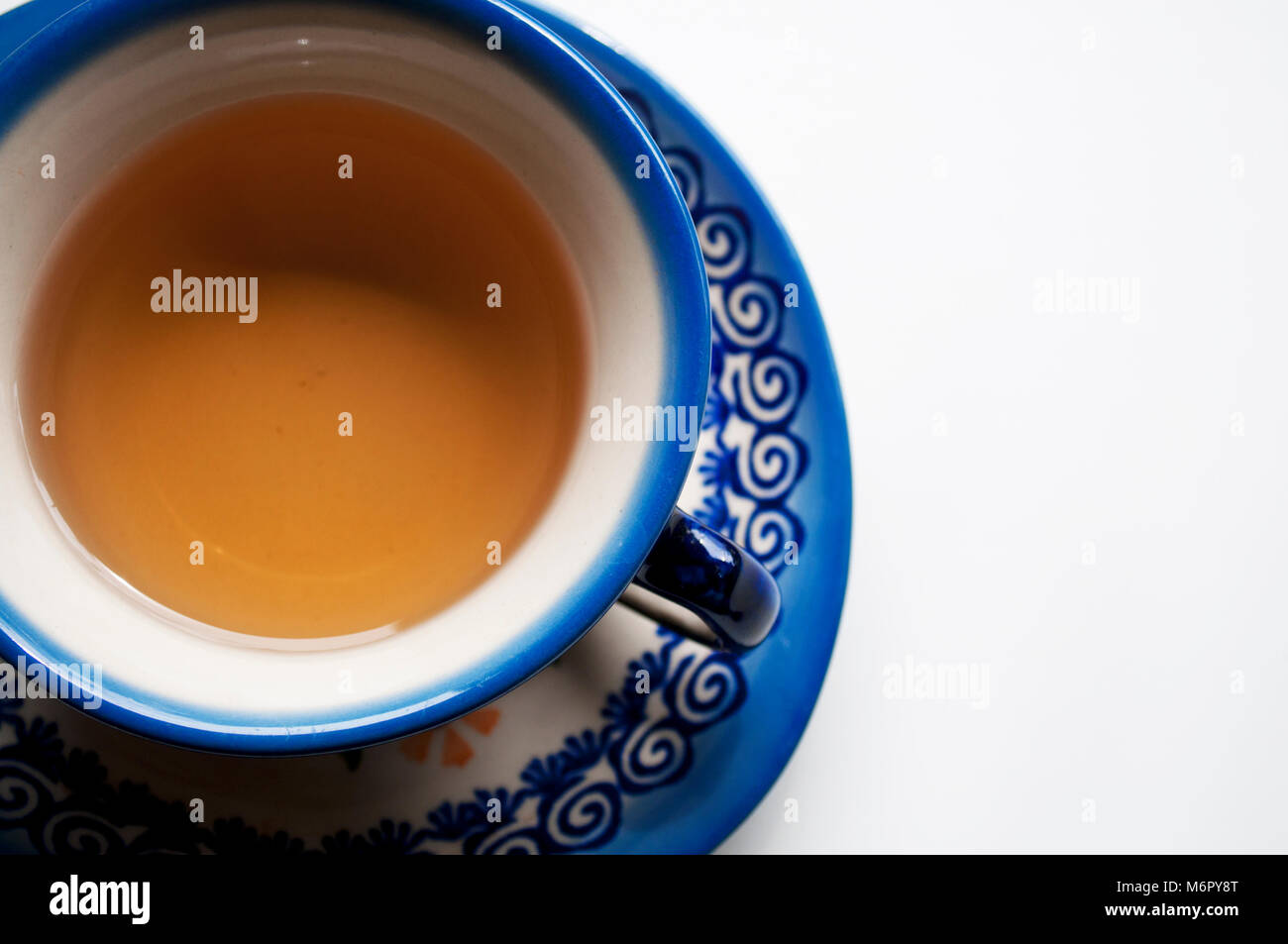 Nahaufnahme von einer Tasse Tee auf einem weißen Hintergrund Stockfoto