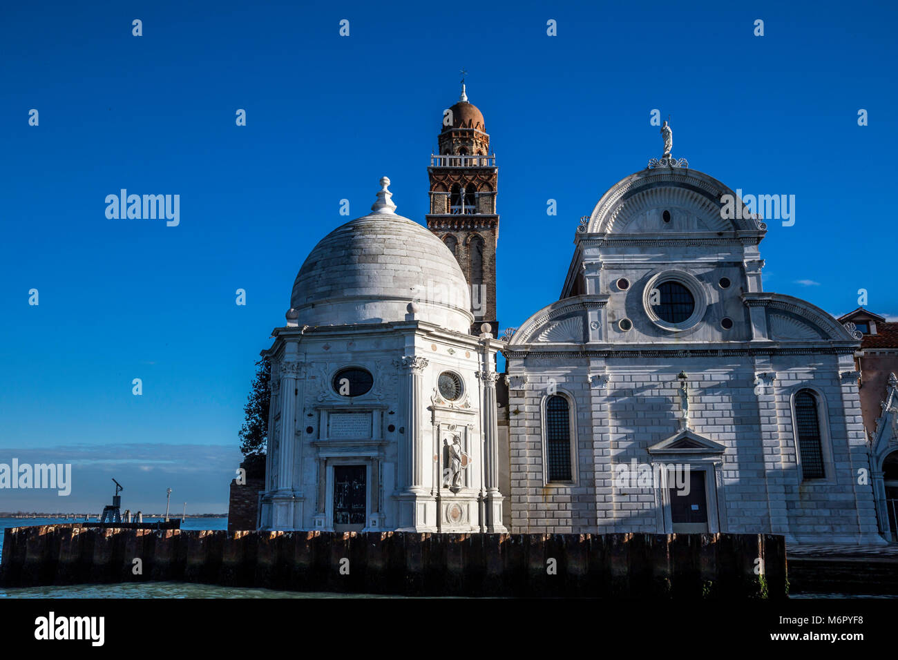 Blick von der Lagune von Venedig auf die Kirche von San Michele in Isola auf dem Friedhof Insel San Michele, Venedig, Italien Stockfoto