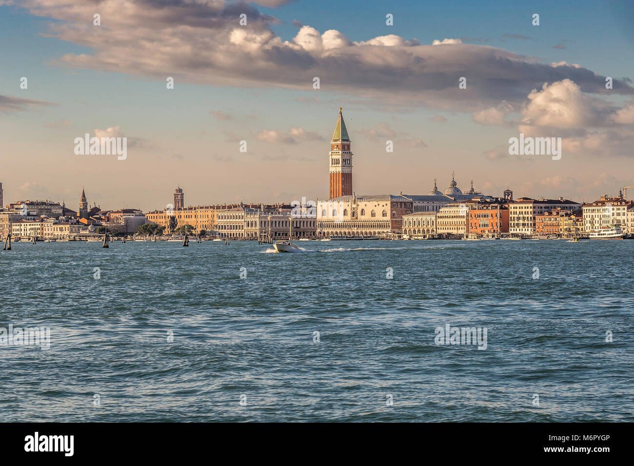 Blick auf den Dogenpalast und Campanile auf der Piazza di San Marco, Venedig, Italien Stockfoto
