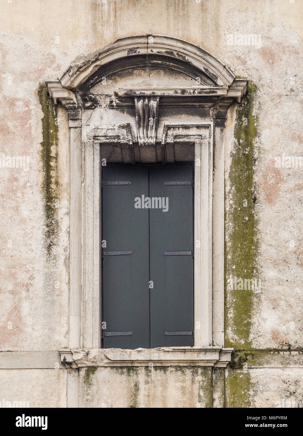 Alte Fenster und Türen, Venedig, Italien Stockfoto