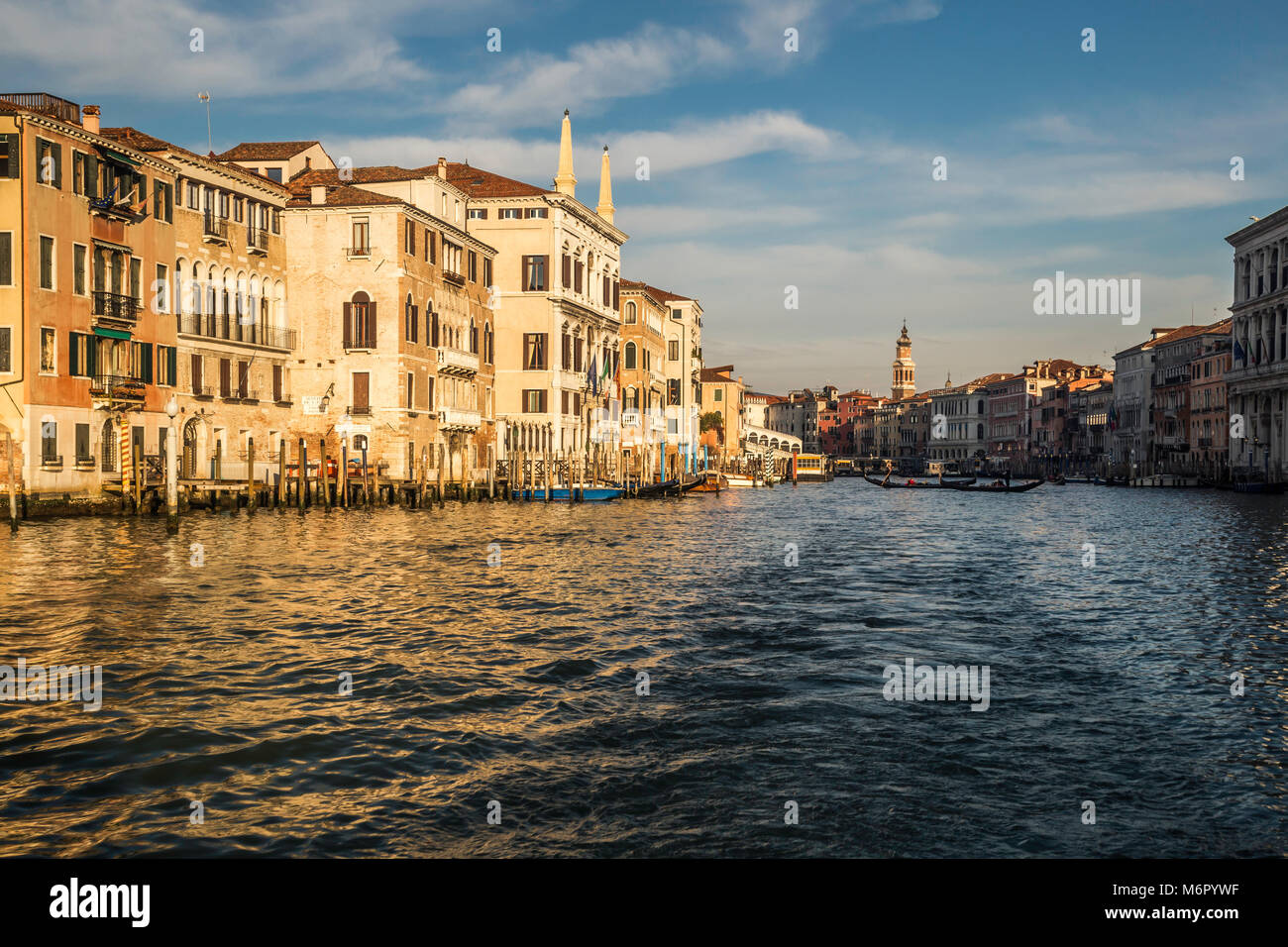 Herrliche Aussicht auf den Canale Grande und Paläste bei Sonnenuntergang, Venedig, Italien. Stockfoto