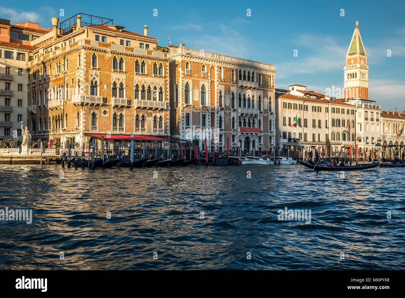 Blick auf den Dogenpalast und Campanile auf der Piazza di San Marco, Venedig, Italien Stockfoto