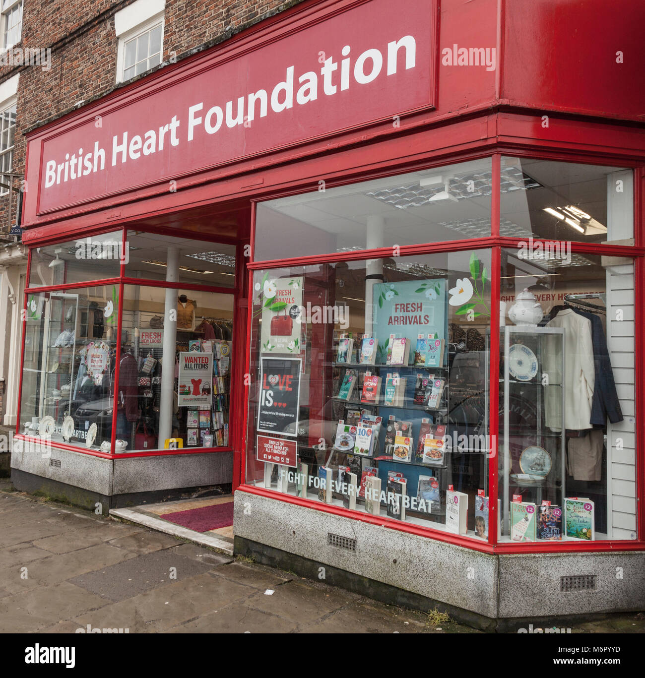 Die British Heart Foundation Charity Shop in Thirsk, North Yorkshire, England, Großbritannien Stockfoto