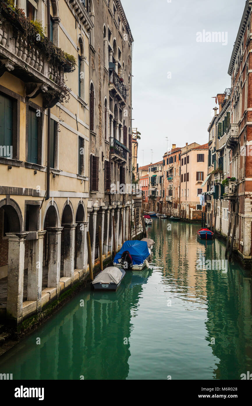 Kleine romantische Grachten und schmalen Gängen mit Gipfeln von zu Hause bei Sonnenuntergang, Venedig, Italien Stockfoto