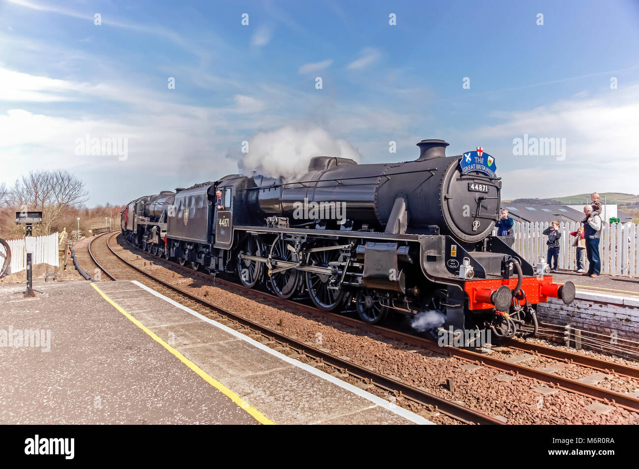 Schwarz fünf Dampflok 44871 Köpfe der Großbritannien III arrving in Girvan Bahnhof auf dem Weg nach Stranraer in South West Schottland Großbritannien Stockfoto