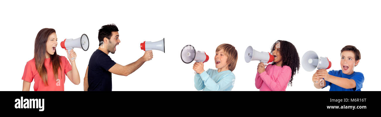 Kinder gegen Erwachsene Schreien über Megaphone auf weißem Hintergrund Stockfoto