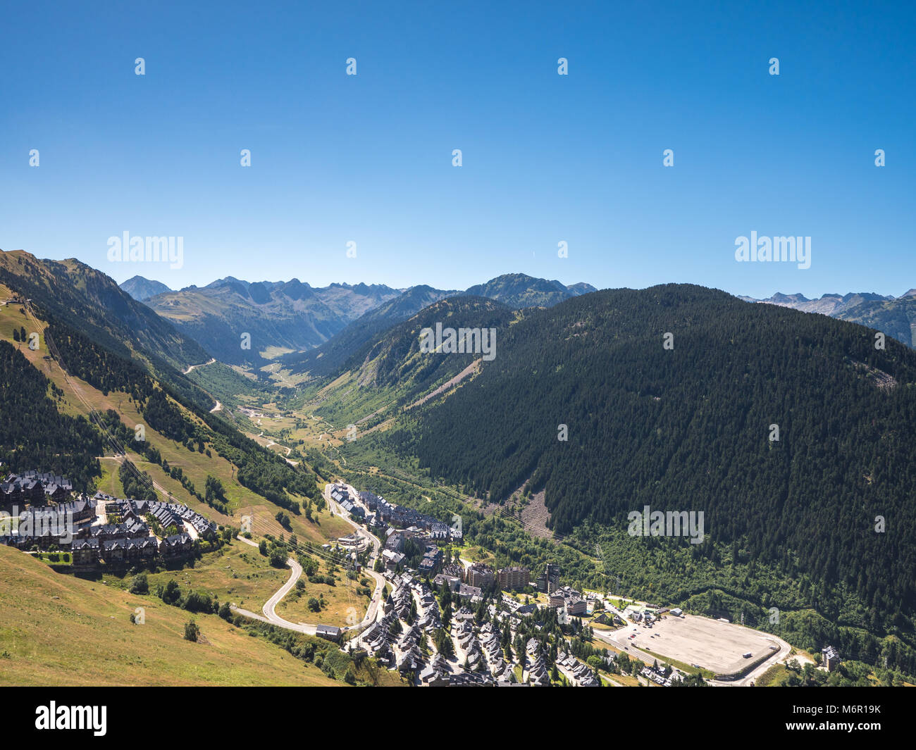 Blick auf die Pyrenäen, Spanien Baqueira Dorf von der Straße zum Pla de Beret, Spanien Stockfoto