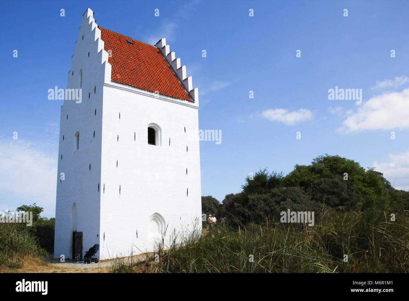 Eine traditionelle Kirche in Dänemark. Dieses ist mit der Bezeichnung 'Den Tilsandede Kirke', der Sand bedeckt Kirche. Stockfoto