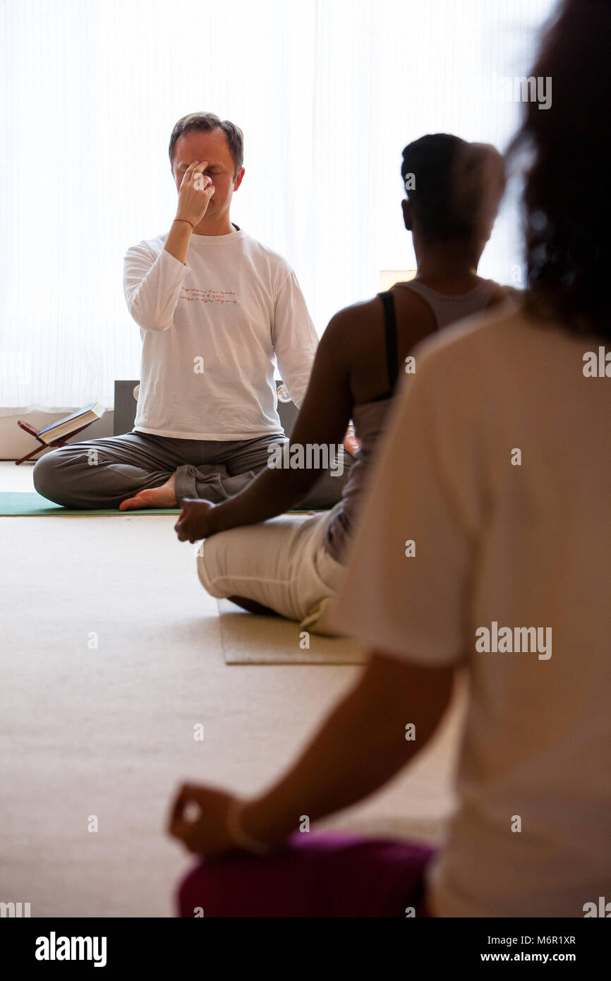 Menschen üben Meditation, Yoga mit Yoga Lehrer. Stockfoto