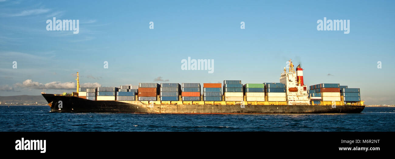 Panorama von einem Containerschiff im Ozean Stockfoto