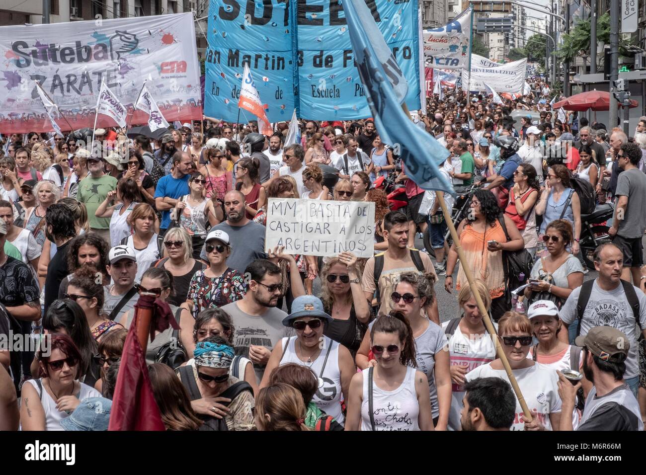 Buenos Aires, Buenos Aires, Argentinien. 5 Mär, 2018. Der CTERA Föderation sammelt, dass viele Lehrer "Gewerkschaften in Argentinien, verkündet einen Generalstreik für den 5. und 6. März 2018, dem Tag, wo sie Schulen öffnen würde, in der Klasse mehr als 5 Millionen von Studenten. Das lehrpersonal Protest gegen die Regierung und Präsident Mauricio Macri folgenden einige Reform der Schule, die auch für eine Reduzierung der Gehälter bieten. In Buenos Aires, der Hauptstadt von Argentinien, wie in allen Provinzen, Tausende Kreditkarten: ZUMA Press, Inc./Alamy leben Nachrichten Stockfoto