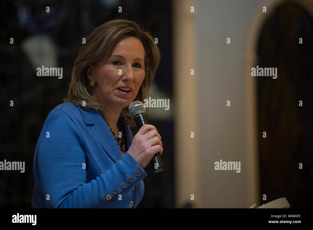 Leesburg, Virginia, USA. 5. März, 2018. Über 500 Menschen nahmen an der Loudoun Liebe deinen Nächsten: Hoffnung nicht hassen Treffen in Sha'sind Shalom in Leesburg. Hier Kongress Frauen Barbara Comstock, R-VA., Adressen der Sitzung das war eine Reaktion auf die jüngsten KKK Verteilen von Flugblättern, die in einigen von Loudoun Städte geschieht. (Foto von Douglas Graham/Loudoun Jetzt) Credit: William Graham/Alamy leben Nachrichten Stockfoto