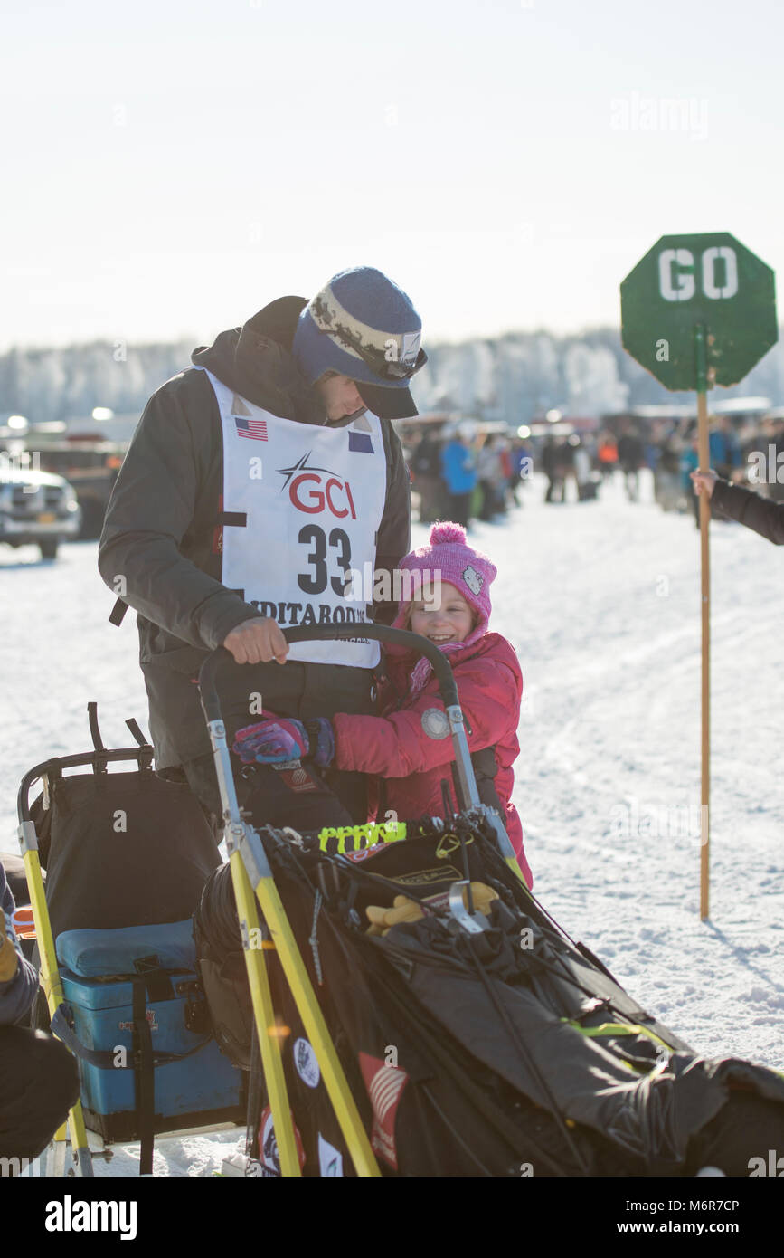 Willow, Alaska, USA. 4 Mär, 2018. Joar Leifseth Ulsom Norwegen erhält eine Umarmung, als er die Anfangszeile des Iditarod Schlittenhunderennen Ansätze. Credit: Kristen Bentz/Alamy leben Nachrichten Stockfoto