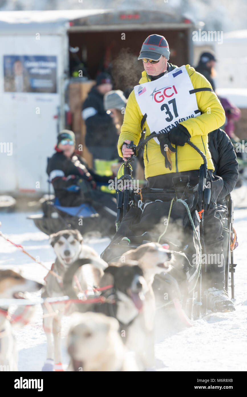 Willow, Alaska, USA. 4 Mär, 2018. Brett Bruggeman von Great Falls, MT, USA Ansätze die Startlinie des Iditarod Schlittenhunderennen. Credit: Kristen Bentz/Alamy leben Nachrichten Stockfoto