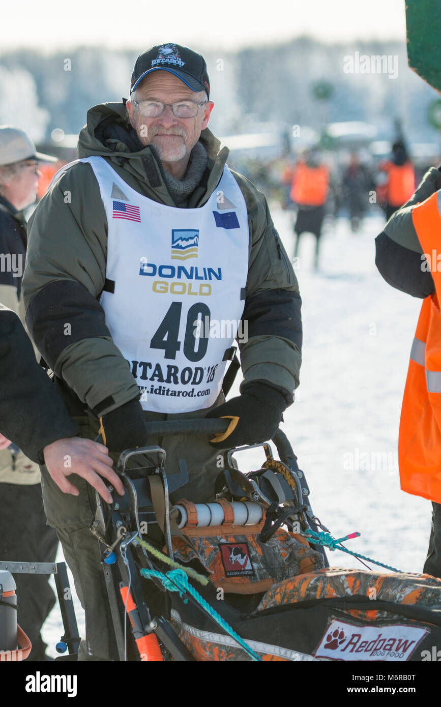 Willow, Alaska, USA. 4 Mär, 2018. Jeff King von Denali, AK, USA ist bereit zu kämpfen, als er die Anfangszeile des Iditarod Schlittenhunderennen Ansätze. Credit: Kristen Bentz/Alamy leben Nachrichten Stockfoto