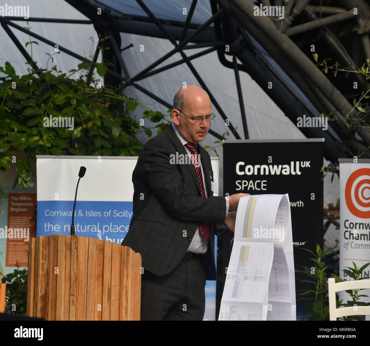 Eden Project, Cornwall, UK. 6. März 2018. Ian Jones, der CEO von Goonhilly Erde Station, war einer der Redner auf der Konferenz die Zukunft der Raumfahrtindustrie in Cornwall zu diskutieren. Ian ist hier gesehen, halten einen Ausdruck der gesamten Industrie, Datum. Weitere Redner waren Meilen Carden, der Direktor der Spaceport Cornwall. Der Raumfahrt in Cornwall ein Volumen von mehr als 1 Mrd. £ im Jahr 2030 nach Cornwall und Scilly-Inseln LEP. Foto: Simon Maycock/Alamy leben Nachrichten Stockfoto