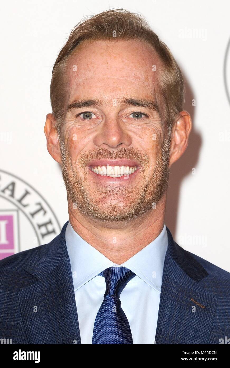 New York, NY, USA. 5 Mär, 2018. Joe Buck in der Ankunftshalle für HEBEN IHRE STIMME Konzert ehrt Julie Andrews, der Alice Tully Hall im Lincoln Center, New York, NY, 5. März 2018. Credit: Kristin Callahan/Everett Collection/Alamy leben Nachrichten Stockfoto