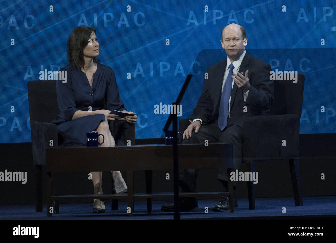 Washington, District of Columbia, USA. 6 Mär, 2018. United States Senator Chris Coons (Demokrat von Delaware) wird von Claire Shipman am American Israel Public Affairs Committee (AIPAC) 2018 Politik Konferenz im Washington Convention Center in Washington, DC am Dienstag, 6. März 2018. Quelle: Ron Sachs/CNP Credit: Ron Sachs/CNP/ZUMA Draht/Alamy Leben Nachrichten interviewt Stockfoto