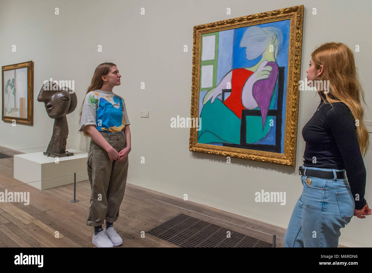 Picasso Frau Am Fenster Stockfotos und -bilder Kaufen - Alamy