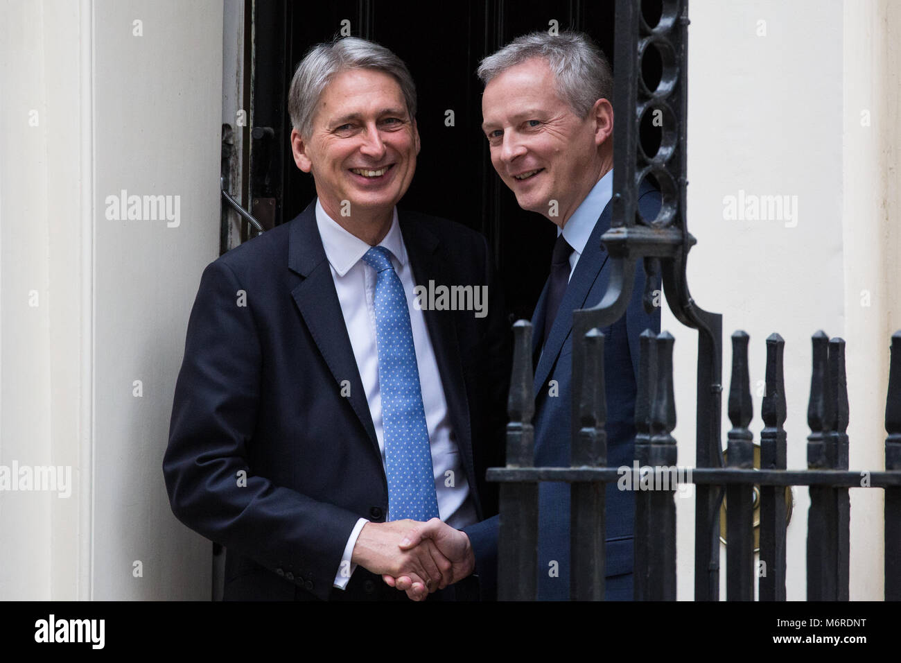 London, Großbritannien. 6. März, 2018. Philip Hammond MP, Schatzkanzler und Bruno Le Maire, der französische Minister für Wirtschaft, Hände schütteln Nach einem Treffen mit 11 Downing Street. Credit: Mark Kerrison/Alamy leben Nachrichten Stockfoto