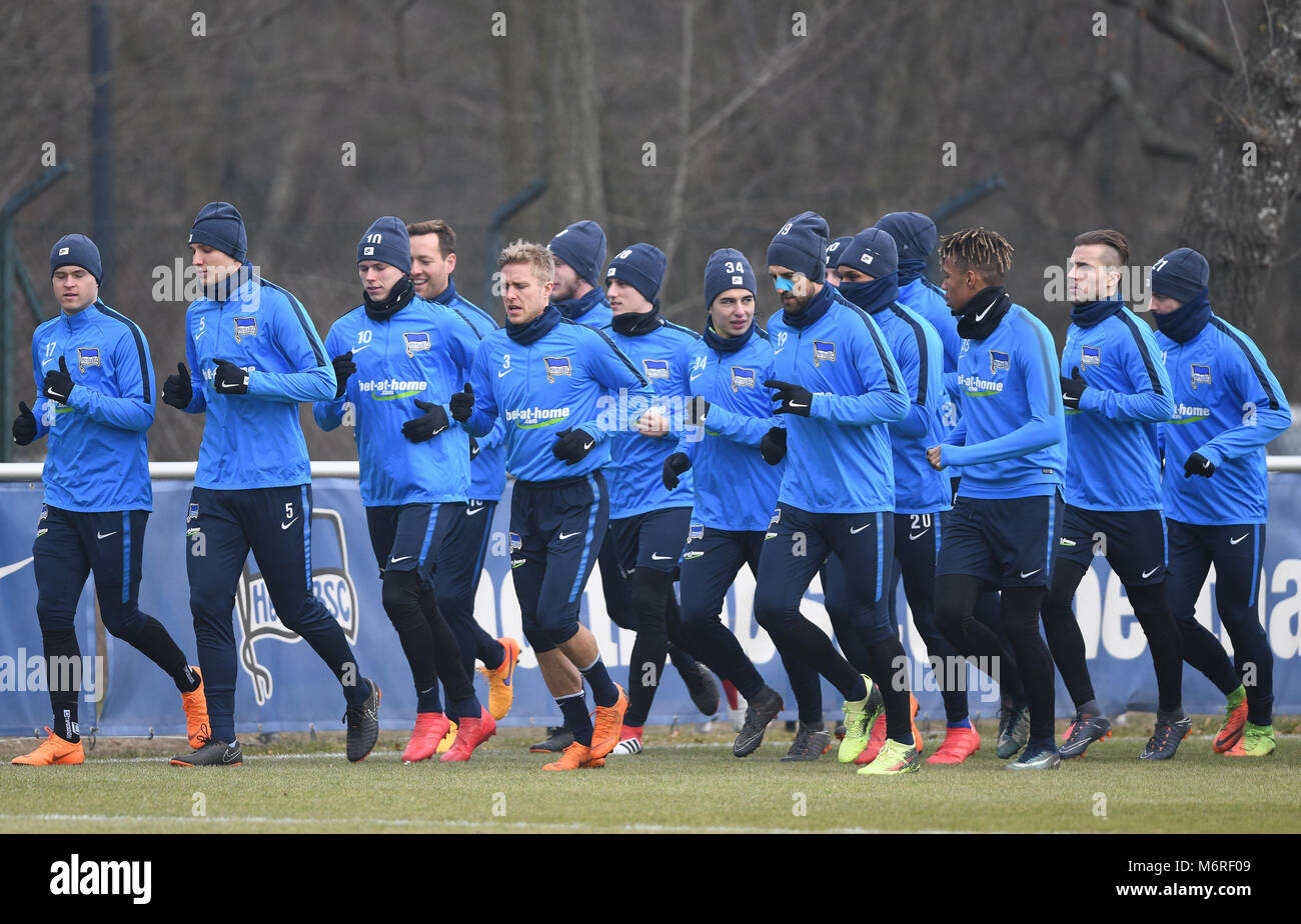 06 März 2018, Deutschland, Berlin: Bundesliga, Training Hertha BSC. Die Spieler laufen drei Runden zum Aufwärmen. Foto: Soeren Stache/dpa Stockfoto