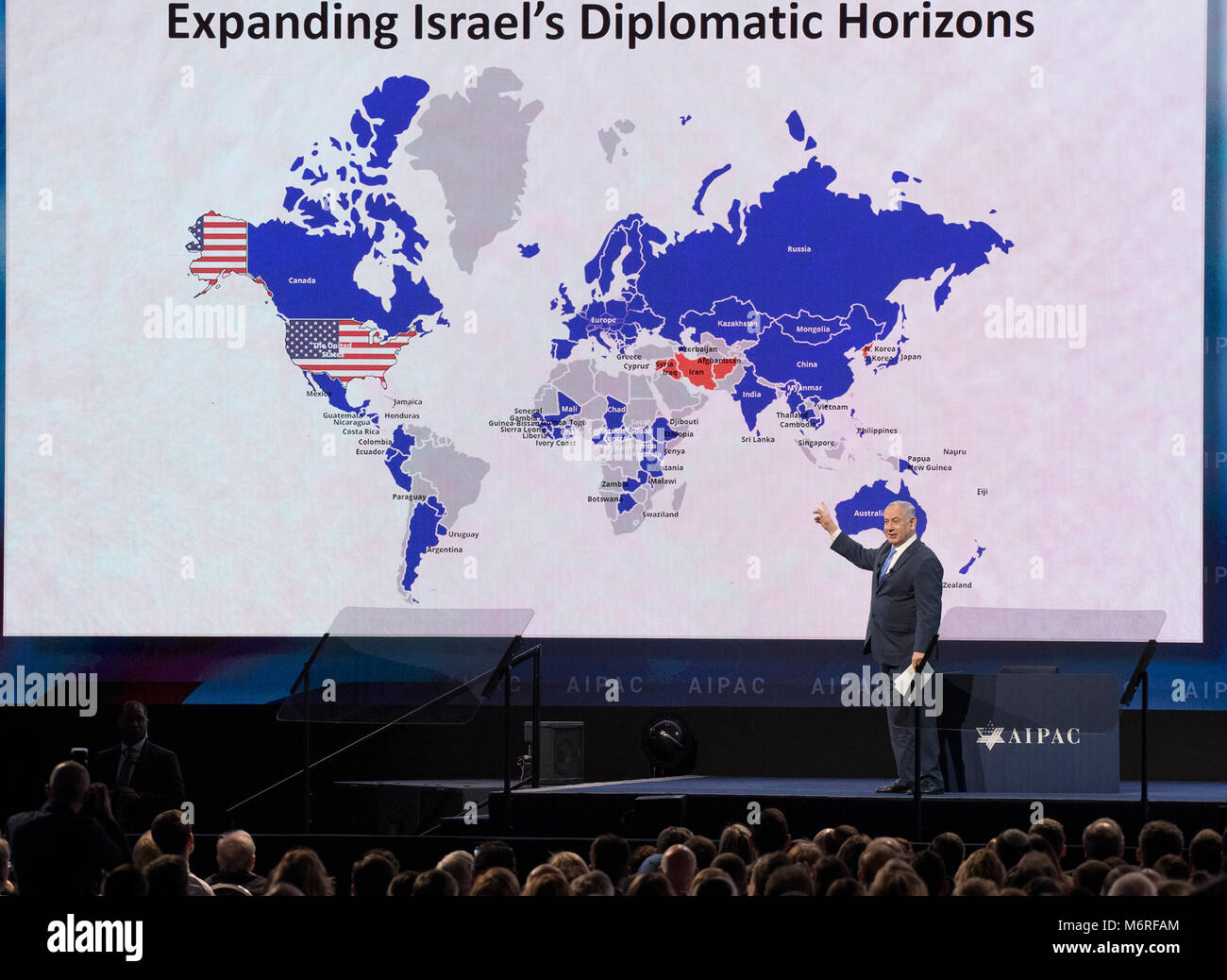 Premierminister Benjamin Netanjahu Israels Gesten gegenüber einem Diagramm spricht er von Israels Erfolge, wie er in der American Israel Public Affairs Committee (AIPAC) 2018 Politik Konferenz im Washington Convention Center in Washington, DC am Dienstag, 6. März 2018 spricht. Credit: Ron Sachs/CNP/MediaPunch Stockfoto