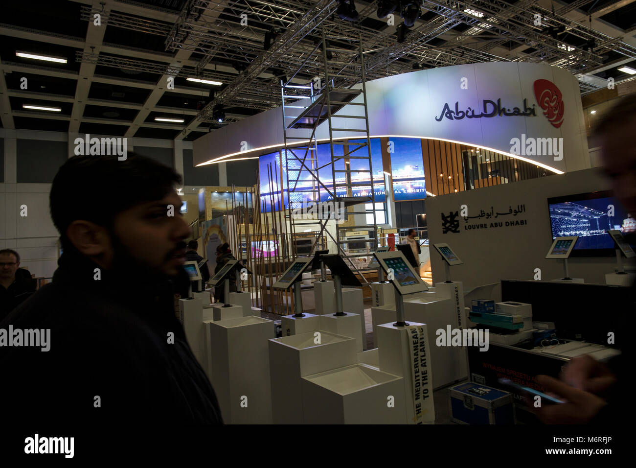 06 März 2018, Deutschland, Berlin: Ein Mitarbeiter die Beaufsichtigung der Bauarbeiten am Stand von Abu Dhabi auf der ITB Reisemesse. Foto: Carsten Koall/dpa Stockfoto