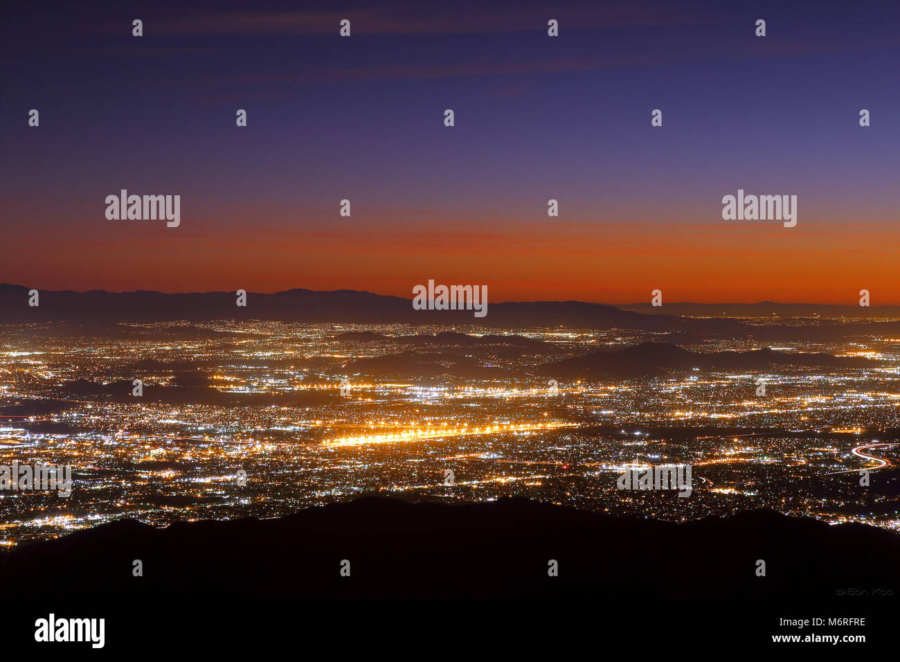 Blick auf San Bernardino Land aus Skyforest während der Dämmerung Stunde Stockfoto