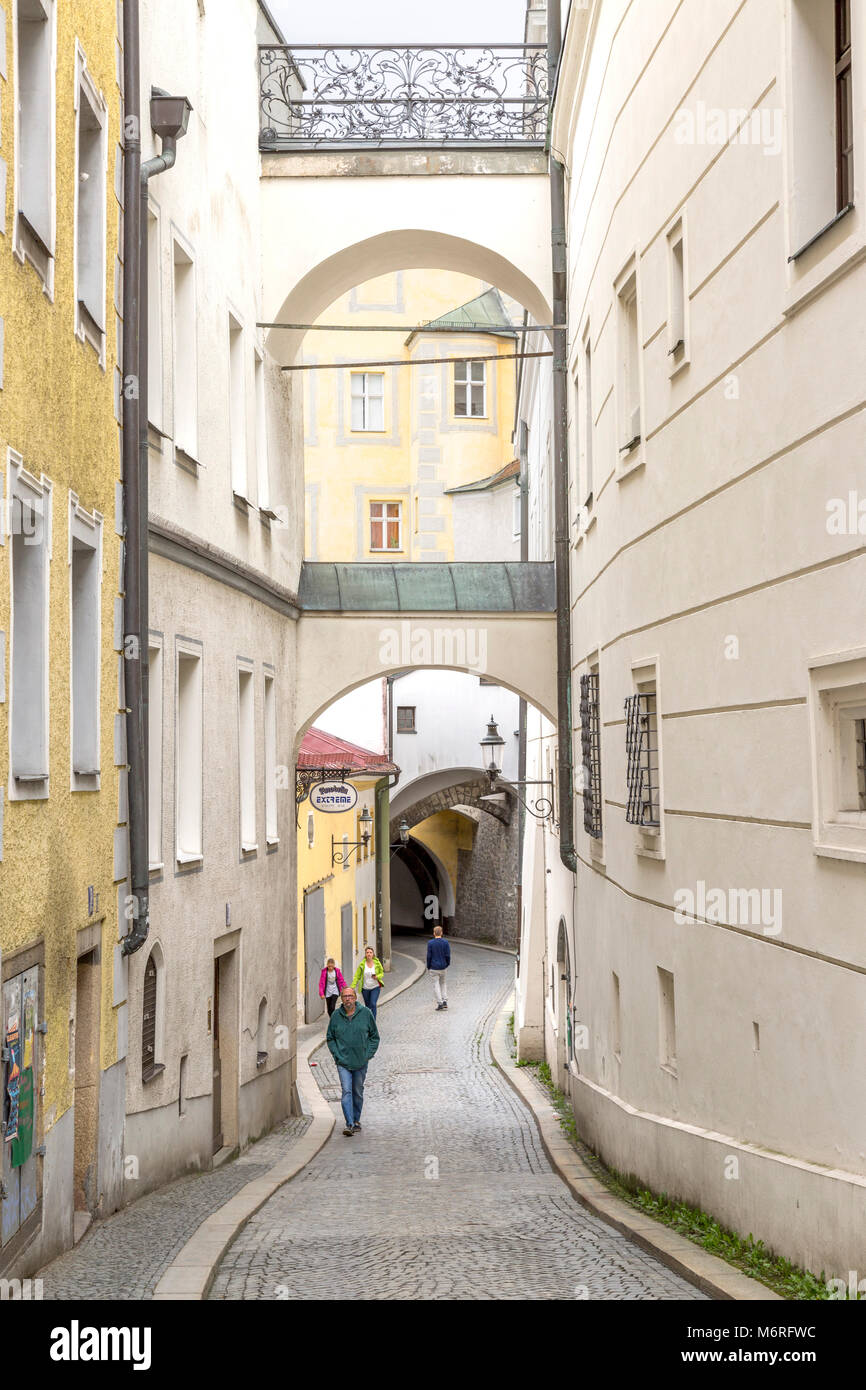 Schmale Stein Passage, typisch in der bayerischen Stadt Passau, Deutschland. Stockfoto