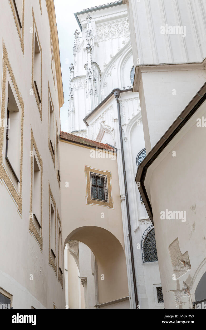 Nahaufnahme der schief und schmale Wege und Gebäude von Passau, Deutschland. Zu den Gebäuden. Stockfoto