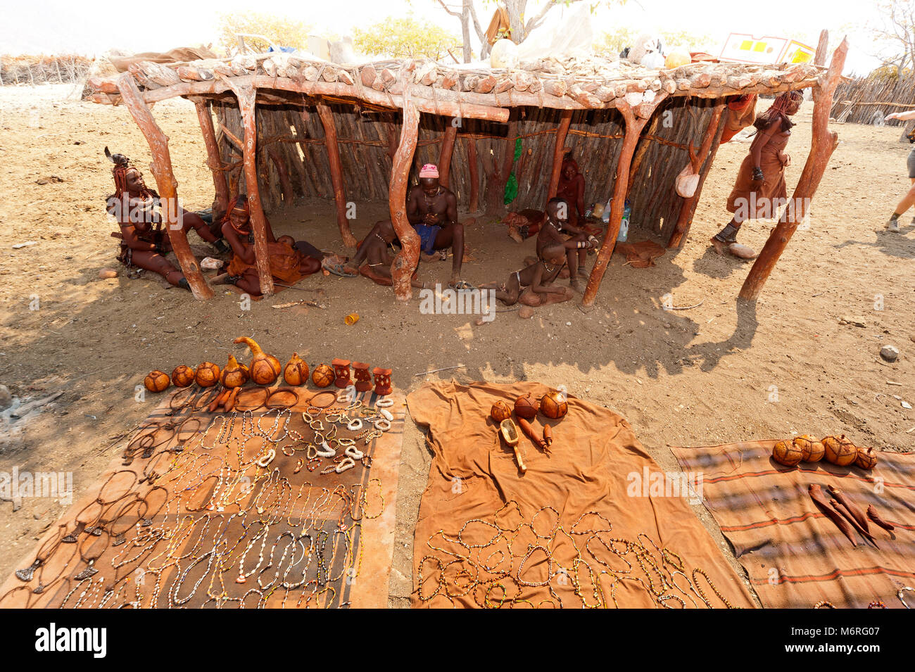 Handwerk Ausstellung in einem Himba Dorf itens an Touristen zu verkaufen. Die himbas leben auch in Angola, wo Sie aufgerufen werden hereros, Namibia Stockfoto