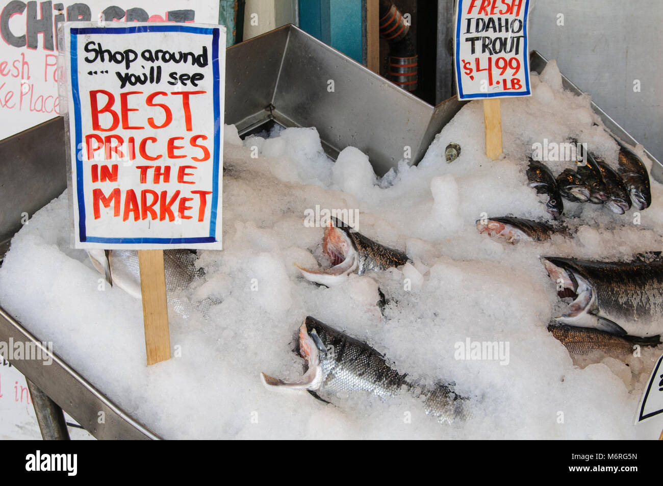 Seattle, Washington. Pike Place Market. Fisch anzeigen. Fisch zum Verkauf. Stockfoto